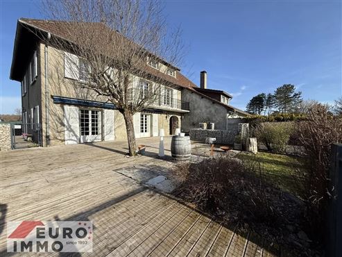 Außergewöhnliche Adresse als Haupt- oder Zweitwohnsitz: prestigeträchtiges Duplex mit Charme, Gemeinschaftspool und großer Terrasse in privilegierter Naturlage im Herzen des französischen Jura