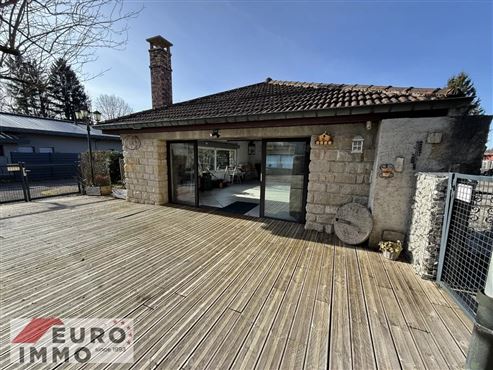 Außergewöhnliche Adresse als Haupt- oder Zweitwohnsitz: prestigeträchtiges Duplex mit Charme, Gemeinschaftspool und großer Terrasse in privilegierter Naturlage im Herzen des französischen Jura