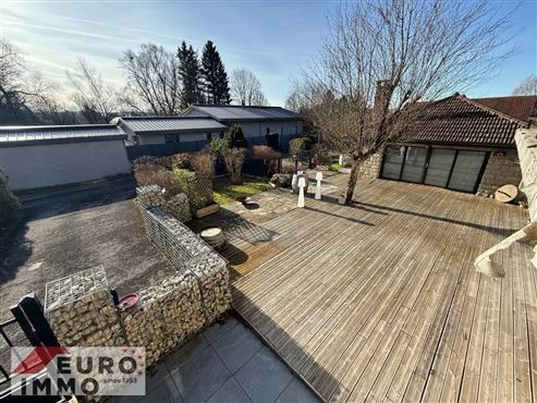 Außergewöhnliche Adresse als Haupt- oder Zweitwohnsitz: prestigeträchtiges Duplex mit Charme, Gemeinschaftspool und großer Terrasse in privilegierter Naturlage im Herzen des französischen Jura
