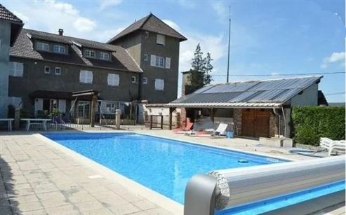 Außergewöhnliche Adresse als Haupt- oder Zweitwohnsitz: prestigeträchtiges Duplex mit Charme, Gemeinschaftspool und großer Terrasse in privilegierter Naturlage im Herzen des französischen Jura