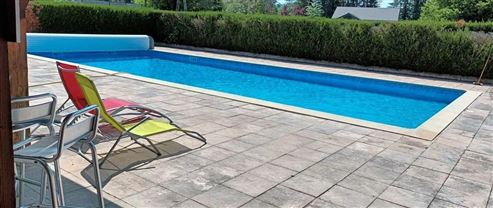 Außergewöhnliche Adresse als Haupt- oder Zweitwohnsitz: prestigeträchtiges Duplex mit Charme, Gemeinschaftspool und großer Terrasse in privilegierter Naturlage im Herzen des französischen Jura