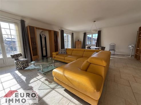 Außergewöhnliche Adresse als Haupt- oder Zweitwohnsitz: prestigeträchtiges Duplex mit Charme, Gemeinschaftspool und großer Terrasse in privilegierter Naturlage im Herzen des französischen Jura