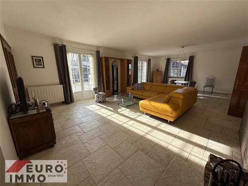 Außergewöhnliche Adresse als Haupt- oder Zweitwohnsitz: prestigeträchtiges Duplex mit Charme, Gemeinschaftspool und großer Terrasse in privilegierter Naturlage im Herzen des französischen Jura