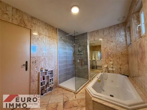 Außergewöhnliche Adresse als Haupt- oder Zweitwohnsitz: prestigeträchtiges Duplex mit Charme, Gemeinschaftspool und großer Terrasse in privilegierter Naturlage im Herzen des französischen Jura