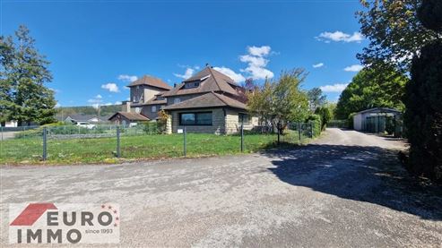 Außergewöhnliche Adresse als Haupt- oder Zweitwohnsitz: prestigeträchtiges Duplex mit Charme, Gemeinschaftspool und großer Terrasse in privilegierter Naturlage im Herzen des französischen Jura
