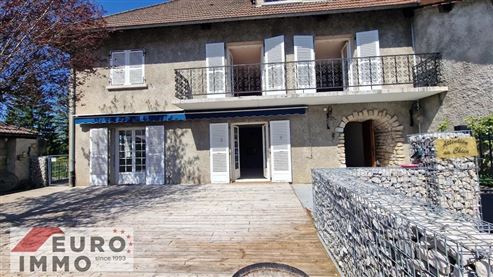 Außergewöhnliche Adresse als Haupt- oder Zweitwohnsitz: prestigeträchtiges Duplex mit Charme, Gemeinschaftspool und großer Terrasse in privilegierter Naturlage im Herzen des französischen Jura