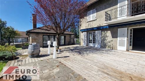 Außergewöhnliche Adresse als Haupt- oder Zweitwohnsitz: prestigeträchtiges Duplex mit Charme, Gemeinschaftspool und großer Terrasse in privilegierter Naturlage im Herzen des französischen Jura