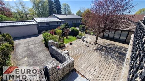 Außergewöhnliche Adresse als Haupt- oder Zweitwohnsitz: prestigeträchtiges Duplex mit Charme, Gemeinschaftspool und großer Terrasse in privilegierter Naturlage im Herzen des französischen Jura