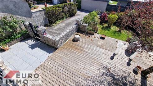 Außergewöhnliche Adresse als Haupt- oder Zweitwohnsitz: prestigeträchtiges Duplex mit Charme, Gemeinschaftspool und großer Terrasse in privilegierter Naturlage im Herzen des französischen Jura