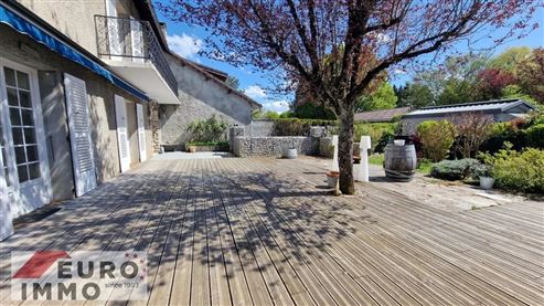Außergewöhnliche Adresse als Haupt- oder Zweitwohnsitz: prestigeträchtiges Duplex mit Charme, Gemeinschaftspool und großer Terrasse in privilegierter Naturlage im Herzen des französischen Jura