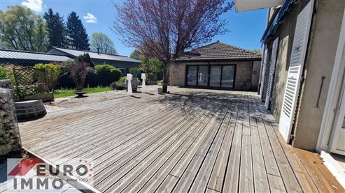 Außergewöhnliche Adresse als Haupt- oder Zweitwohnsitz: prestigeträchtiges Duplex mit Charme, Gemeinschaftspool und großer Terrasse in privilegierter Naturlage im Herzen des französischen Jura