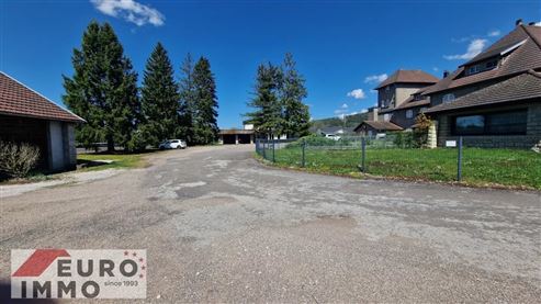 Außergewöhnliche Adresse als Haupt- oder Zweitwohnsitz: prestigeträchtiges Duplex mit Charme, Gemeinschaftspool und großer Terrasse in privilegierter Naturlage im Herzen des französischen Jura
