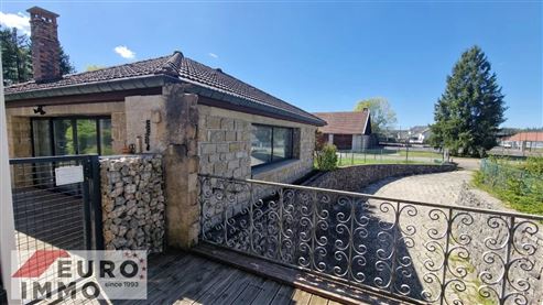 Außergewöhnliche Adresse als Haupt- oder Zweitwohnsitz: prestigeträchtiges Duplex mit Charme, Gemeinschaftspool und großer Terrasse in privilegierter Naturlage im Herzen des französischen Jura