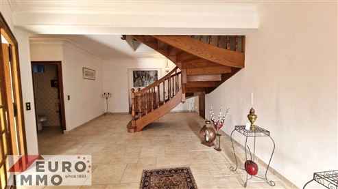 Außergewöhnliche Adresse als Haupt- oder Zweitwohnsitz: prestigeträchtiges Duplex mit Charme, Gemeinschaftspool und großer Terrasse in privilegierter Naturlage im Herzen des französischen Jura