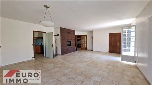 Außergewöhnliche Adresse als Haupt- oder Zweitwohnsitz: prestigeträchtiges Duplex mit Charme, Gemeinschaftspool und großer Terrasse in privilegierter Naturlage im Herzen des französischen Jura