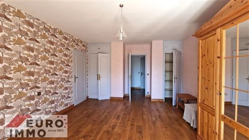 Außergewöhnliche Adresse als Haupt- oder Zweitwohnsitz: prestigeträchtiges Duplex mit Charme, Gemeinschaftspool und großer Terrasse in privilegierter Naturlage im Herzen des französischen Jura