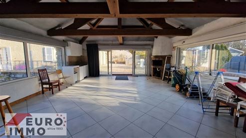 Außergewöhnliche Adresse als Haupt- oder Zweitwohnsitz: prestigeträchtiges Duplex mit Charme, Gemeinschaftspool und großer Terrasse in privilegierter Naturlage im Herzen des französischen Jura