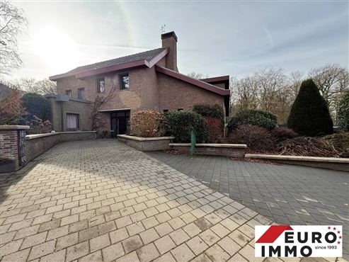 Architektonisches Statement in Form einer exklusiven Villa mit modernisiertem XXL-Wohnerlebnis in unverbaubarer Waldrandlage