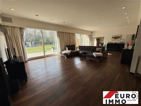 Architektonisches Statement in Form einer exklusiven Villa mit modernisiertem XXL-Wohnerlebnis in unverbaubarer Waldrandlage