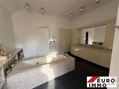 Architektonisches Statement in Form einer exklusiven Villa mit modernisiertem XXL-Wohnerlebnis in unverbaubarer Waldrandlage