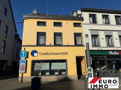 Wohn- und Geschäftshaus mit zwei Wohneinheiten und zwei Privatparkplätzen und kleiner Grünfläche in zentraler Lage von Eupen