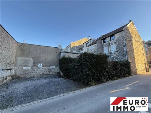 Wohn- und Geschäftshaus mit zwei Wohneinheiten und zwei Privatparkplätzen und kleiner Grünfläche in zentraler Lage von Eupen