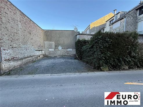 Wohn- und Geschäftshaus mit zwei Wohneinheiten und zwei Privatparkplätzen und kleiner Grünfläche in zentraler Lage von Eupen