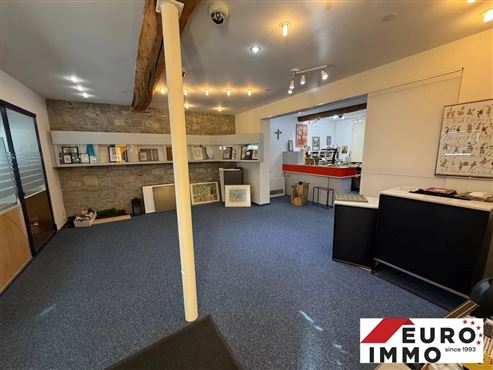 Wohn- und Geschäftshaus mit zwei Wohneinheiten und zwei Privatparkplätzen und kleiner Grünfläche in zentraler Lage von Eupen