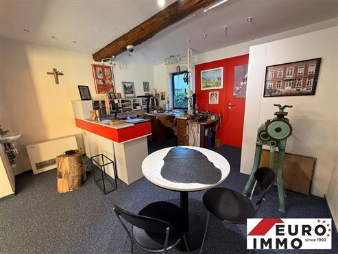Wohn- und Geschäftshaus mit zwei Wohneinheiten und zwei Privatparkplätzen und kleiner Grünfläche in zentraler Lage von Eupen