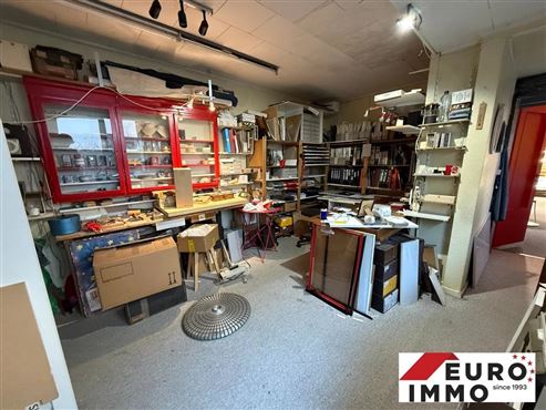Wohn- und Geschäftshaus mit zwei Wohneinheiten und zwei Privatparkplätzen und kleiner Grünfläche in zentraler Lage von Eupen