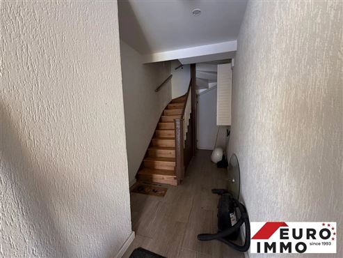 Wohn- und Geschäftshaus mit zwei Wohneinheiten und zwei Privatparkplätzen und kleiner Grünfläche in zentraler Lage von Eupen