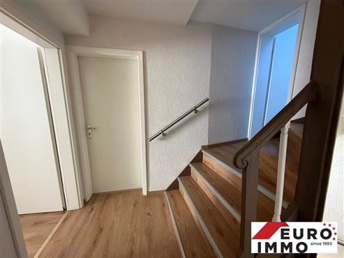 Wohn- und Geschäftshaus mit zwei Wohneinheiten und zwei Privatparkplätzen und kleiner Grünfläche in zentraler Lage von Eupen