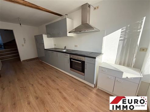 Wohn- und Geschäftshaus mit zwei Wohneinheiten und zwei Privatparkplätzen und kleiner Grünfläche in zentraler Lage von Eupen