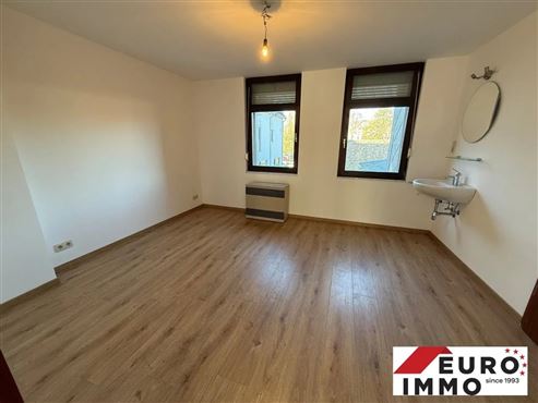 Wohn- und Geschäftshaus mit zwei Wohneinheiten und zwei Privatparkplätzen und kleiner Grünfläche in zentraler Lage von Eupen