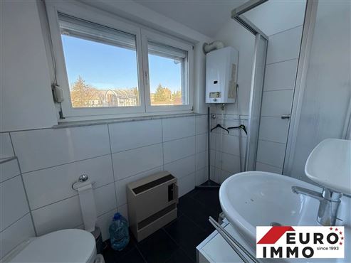 Wohn- und Geschäftshaus mit zwei Wohneinheiten und zwei Privatparkplätzen und kleiner Grünfläche in zentraler Lage von Eupen