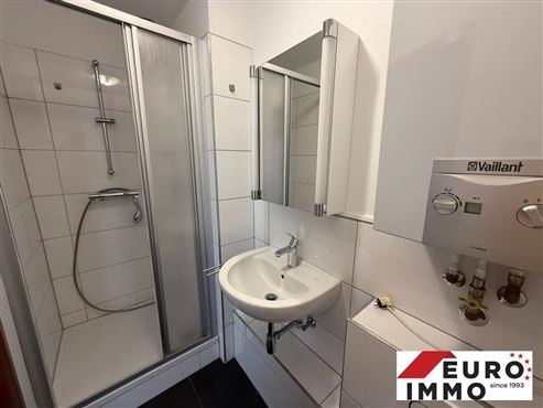 Wohn- und Geschäftshaus mit zwei Wohneinheiten und zwei Privatparkplätzen und kleiner Grünfläche in zentraler Lage von Eupen