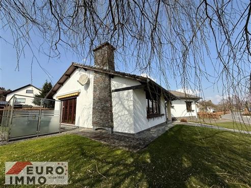 Komfortables Wohnen im eleganten, freistehenden Winkelbungalow mit Vollkeller. Ruhige Wohnlage mit ausgezeichneter Infrastruktur in direkter Umgebung.