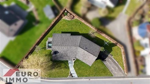 Komfortables Wohnen im eleganten, freistehenden Winkelbungalow mit Vollkeller. Ruhige Wohnlage mit ausgezeichneter Infrastruktur in direkter Umgebung.