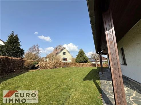 Komfortables Wohnen im eleganten, freistehenden Winkelbungalow mit Vollkeller. Ruhige Wohnlage mit ausgezeichneter Infrastruktur in direkter Umgebung.