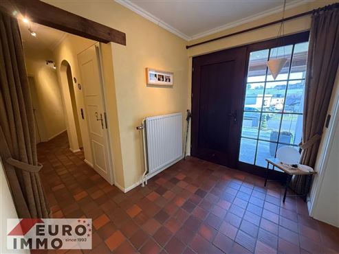 Komfortables Wohnen im eleganten, freistehenden Winkelbungalow mit Vollkeller. Ruhige Wohnlage mit ausgezeichneter Infrastruktur in direkter Umgebung.