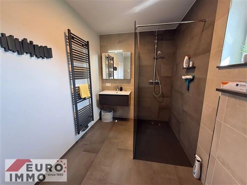 Komfortables Wohnen im eleganten, freistehenden Winkelbungalow mit Vollkeller. Ruhige Wohnlage mit ausgezeichneter Infrastruktur in direkter Umgebung.