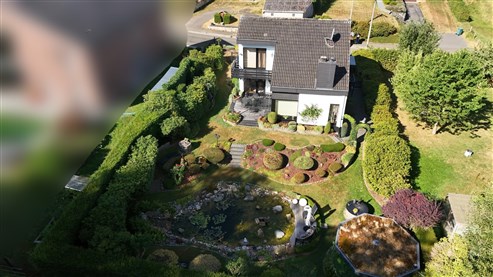 Raeren – Gepflegtes Einfamilienhaus mit traumhaftem Garten, Teich und viel Privatsphäre