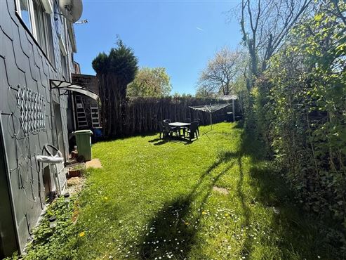 Frisch renovierte Doppelhaushälfte in gesuchter Wohnlage : ruhig, grün und familienfreundlich mit direktem Naturanschluss