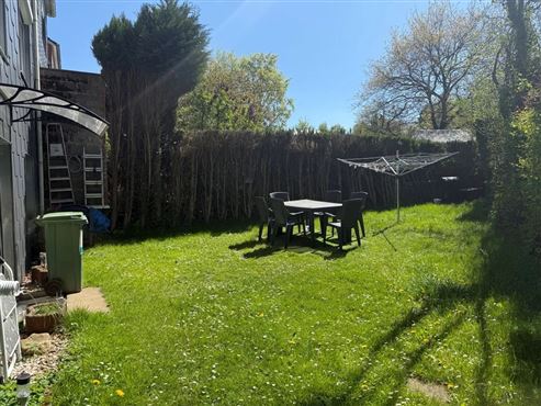 Frisch renovierte Doppelhaushälfte in gesuchter Wohnlage : ruhig, grün und familienfreundlich mit direktem Naturanschluss