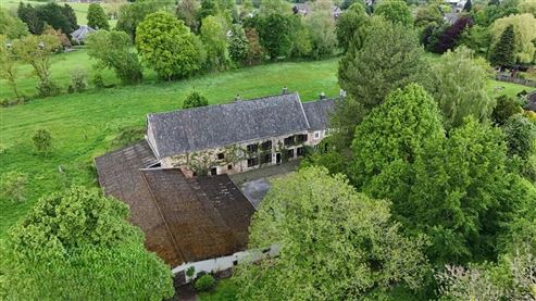 Ein Ort voller Charme & Möglichkeiten: Hofensemble mit bewohnbarem Bauernhaus, ausbaubaren Stallungen und mit beeindruckendem Entwicklungspotenzial und Nutzungsmöglichkeiten