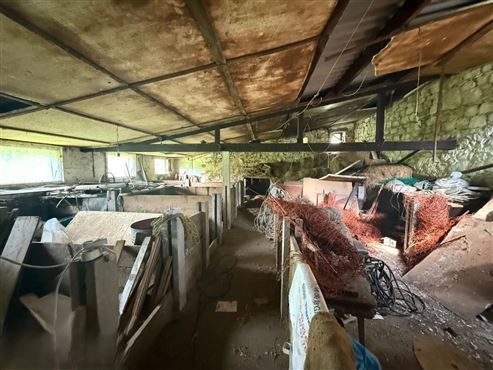 Ein Ort voller Charme & Möglichkeiten: Hofensemble mit bewohnbarem Bauernhaus, ausbaubaren Stallungen und mit beeindruckendem Entwicklungspotenzial und Nutzungsmöglichkeiten