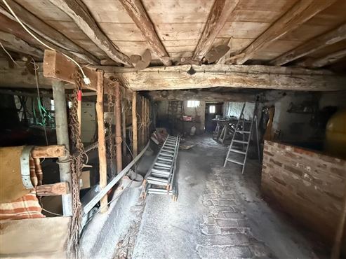 Ein Ort voller Charme & Möglichkeiten: Hofensemble mit bewohnbarem Bauernhaus, ausbaubaren Stallungen und mit beeindruckendem Entwicklungspotenzial und Nutzungsmöglichkeiten