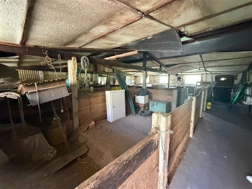 Ein Ort voller Charme & Möglichkeiten: Hofensemble mit bewohnbarem Bauernhaus, ausbaubaren Stallungen und mit beeindruckendem Entwicklungspotenzial und Nutzungsmöglichkeiten