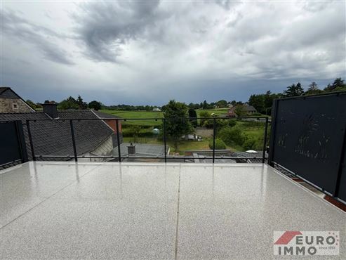Exklusivität im Herzen der Grenzgemeinde Raeren: hochwertige und moderne Neubauwohnung mit Maison-Lift, Photovoltaik, PEB A und Balkon mit Weitsicht!
