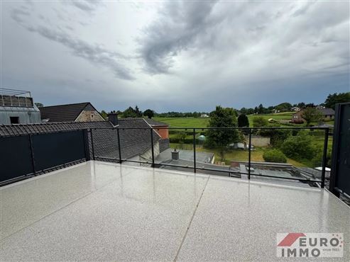 Exklusivität im Herzen der Grenzgemeinde Raeren: hochwertige und moderne Neubauwohnung mit Maison-Lift, Photovoltaik, PEB A und Balkon mit Weitsicht!